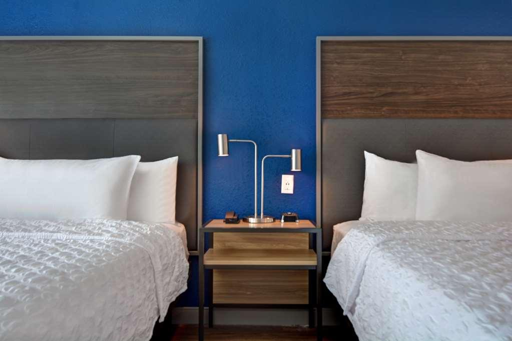 Tru By Hilton St. Petersburg Downtown Central Ave Room photo